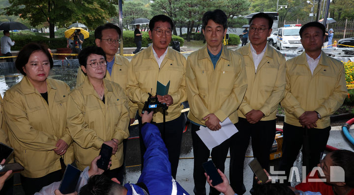 [대전=뉴시스] 강종민 기자 = 28일 화재가 완진된 대전 유성구 국가정보자원관리원을 찾은 국회 행정안전위 위원들이 기자 질문에 답하고 있다. 2025.09.28. ppkjm@newsis.com