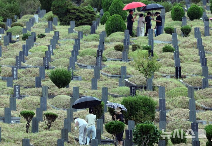  [부산=뉴시스] 하경민 기자 = 추석 연휴를 1주일 가량 앞둔 28일 부산 금정구 영락공원을 찾은 시민들이 비가 내리는 궂은 날씨 속에서 성묘와 벌초를 하고 있다. 2025.09.28. yulnetphoto@newsis.com