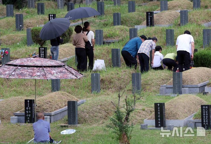  [부산=뉴시스] 하경민 기자 = 추석 연휴를 1주일 가량 앞둔 28일 부산 금정구 영락공원을 찾은 시민들이 비가 내리는 궂은 날씨 속에서 성묘와 벌초를 하고 있다. 2025.09.28. yulnetphoto@newsis.com