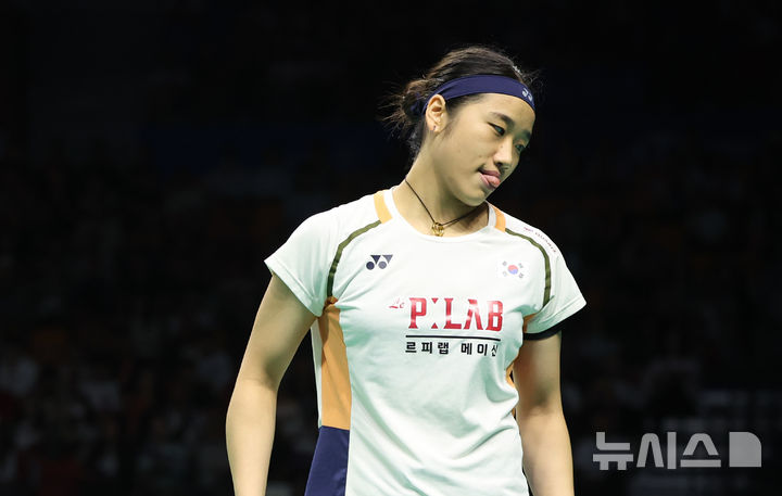 [수원=뉴시스] 황준선 기자 = 안세영이 28일 경기 수원실내체육관에서 열린 2025 세계배드민턴연맹(BWF) 월드 투어 슈퍼 500 코리아오픈 여자 단식 결승전 일본 야마구치 아카네와의 경기에서 실점한 뒤 아쉬워하고 있다. 2025.09.28. hwang@newsis.com