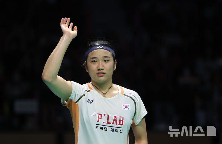 [수원=뉴시스] 황준선 기자 = 안세영이 지난 9월28일 경기 수원실내체육관에서 열린 2025 세계배드민턴연맹(BWF) 월드 투어 슈퍼 500 코리아오픈 여자 단식 결승전 일본 야마구치 아카네와의 경기에서 세트스코어 2-0으로 패배한 뒤 관중들에게 인사하고 있다. 2025.09.28. hwang@newsis.com