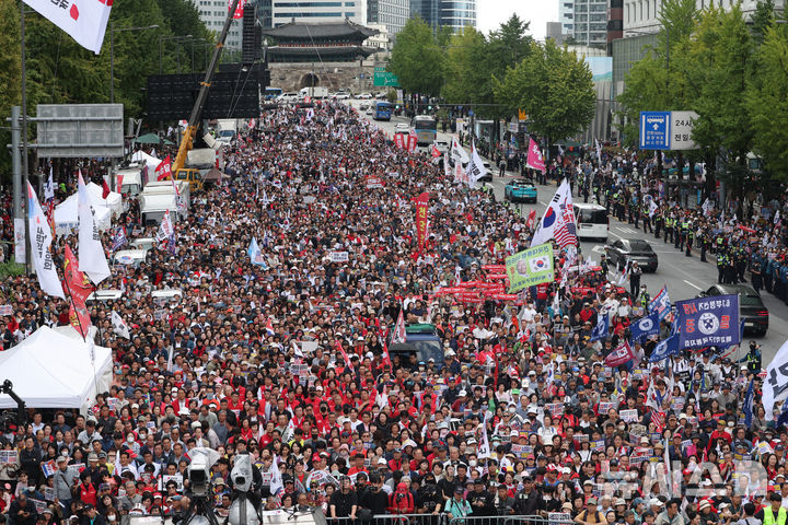 [서울=뉴시스] 김명년 기자 = 28일 서울 중구 대한문 앞에서 국민의힘 주최 사법파괴 입법독재 국민 규탄대회가 열리고 있다. 2025.09.28. kmn@newsis.com