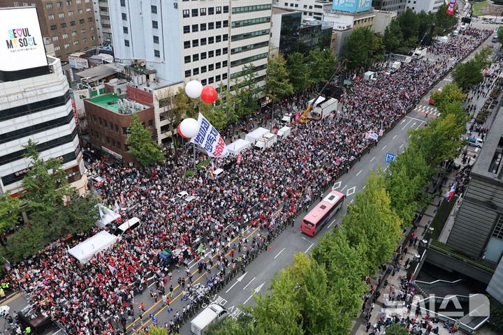 [서울=뉴시스] 김명년 기자 = 28일 서울 중구 대한문 앞에서 국민의힘 주최 사법파괴 입법독재 국민 규탄대회가 열리고 있다. 2025.09.28. kmn@newsis.com