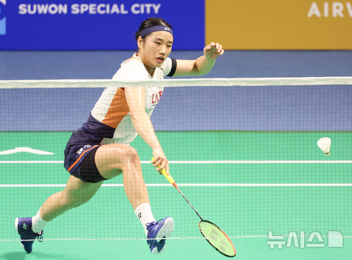 [수원=뉴시스] 황준선 기자 = 안세영이 28일 경기 수원실내체육관에서 열린 2025 세계배드민턴연맹(BWF) 월드 투어 슈퍼 500 코리아오픈 여자 단식 결승전에서 일본 야마구치 아카네와 경기를 치르고 있다. 2025.09.28. hwang@newsis.com