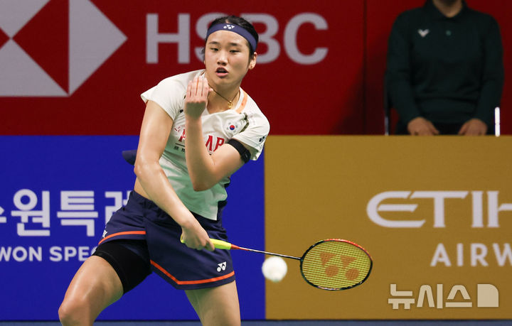 [수원=뉴시스] 황준선 기자 = 안세영이 28일 경기 수원실내체육관에서 열린 2025 세계배드민턴연맹(BWF) 월드 투어 슈퍼 500 코리아오픈 여자 단식 결승전에서 일본 야마구치 아카네와 경기를 치르고 있다. 2025.09.28. hwang@newsis.com
