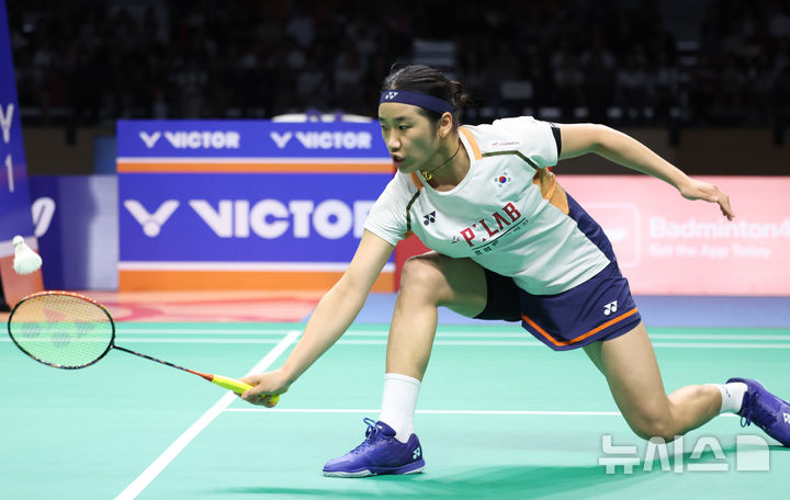 [수원=뉴시스] 황준선 기자 = 안세영이 28일 경기 수원실내체육관에서 열린 2025 세계배드민턴연맹(BWF) 월드 투어 슈퍼 500 코리아오픈 여자 단식 결승전에서 일본 야마구치 아카네와 경기를 치르고 있다. 2025.09.28. hwang@newsis.com