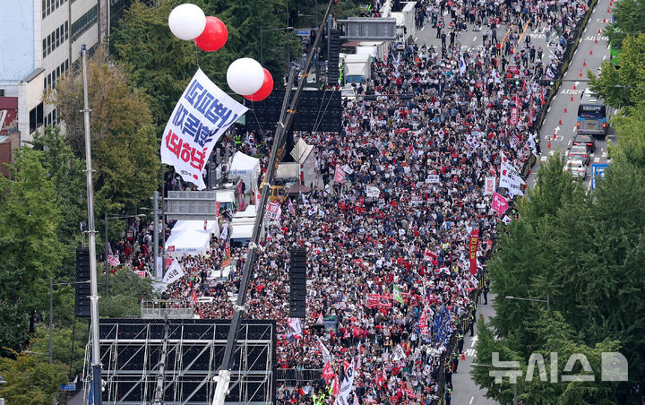 [서울=뉴시스] 추상철 기자 = 28일 서울 중구 대한문 앞에서 국민의힘 주최 '사법파괴 입법독재 국민 규탄대회' 가 열리고 있다. 2025.09.28. scchoo@newsis.com