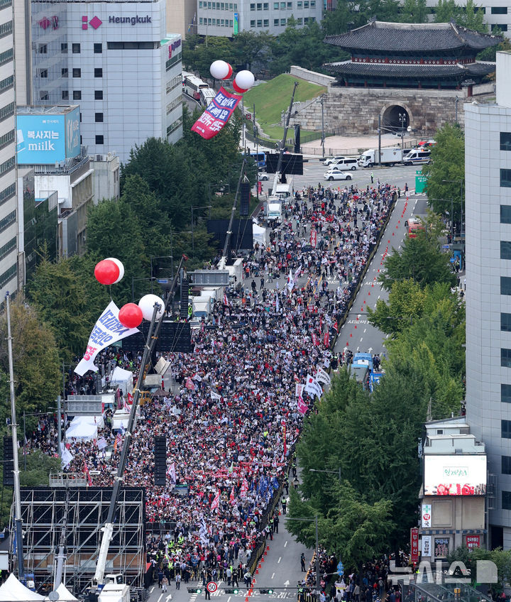 [서울=뉴시스] 추상철 기자 = 28일 서울 중구 대한문 앞에서 국민의힘 주최 '사법파괴 입법독재 국민 규탄대회' 가 열리고 있다. 2025.09.28. scchoo@newsis.com