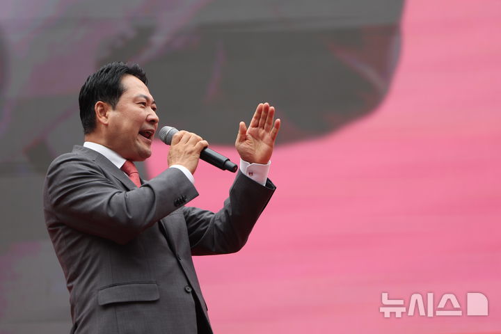 [서울=뉴시스] 김명년 기자 = 장동혁 국민의힘 대표와 송언석 원내대표를 비롯한 의원들이 28일 서울 중구 대한문 앞에서 열린 국민의힘 주최 '사법파괴 입법독재 국민 규탄대회' 에서 무대위에 올라 손피켓을 들고 구호를 외치고 있다. 2025.09.28. kmn@newsis.com