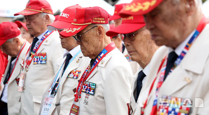 [서울=뉴시스] 추상철 기자 = 28일 오후 서울 중구 서울광장에서 열린 '서울수복 75주년 전승기념행사'에서 6.25 참전용사가 묵념을 하고 있다. 2025.09.28. scchoo@newsis.com
