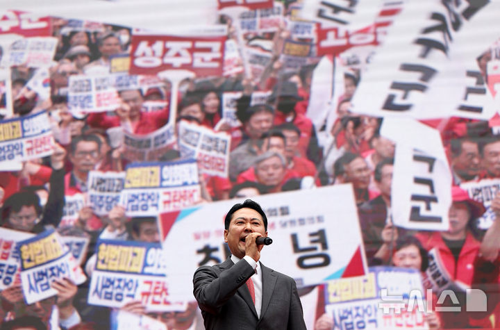 [서울=뉴시스] 김명년 기자 = 장동혁 국민의힘 대표가 28일 오후 서울 중구 대한문 앞에서 열린 사법파괴 입법독재 국민 규탄대회에서 연설을 하고 있다. 2025.09.28. kmn@newsis.com