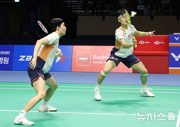 [수원=뉴시스] 황준선 기자 = 김원호, 서승재가 28일 경기 수원실내체육관에서 열린 2025 세계배드민턴연맹(BWF) 월드 투어 슈퍼 500 코리아오픈 남자 복식 결승전에서 인도네시아 파자르 알피안과 무함마드 쇼히불 피크리와 경기를 펼치고 있다. 2025.09.28. hwang@newsis.com
