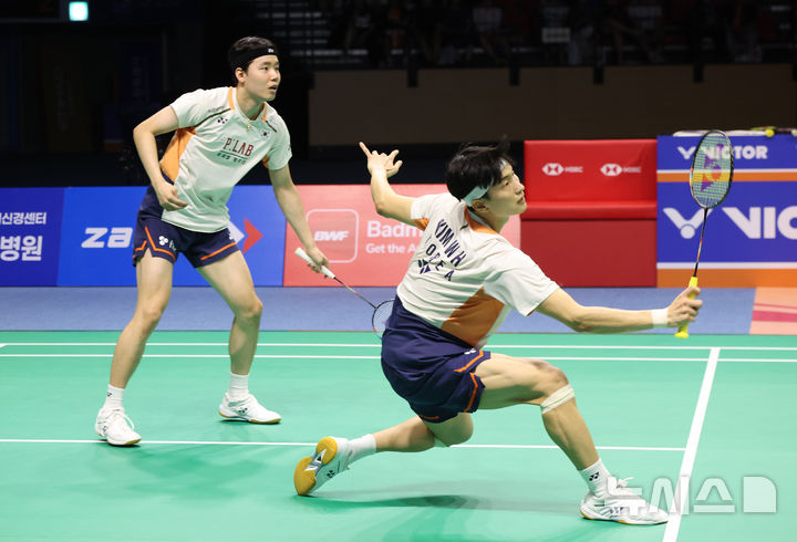[수원=뉴시스] 황준선 기자 = 김원호, 서승재가 28일 경기 수원실내체육관에서 열린 2025 세계배드민턴연맹(BWF) 월드 투어 슈퍼 500 코리아오픈 남자 복식 결승전에서 인도네시아 파자르 알피안과 무함마드 쇼히불 피크리와 경기를 펼치고 있다. 2025.09.28. hwang@newsis.com
