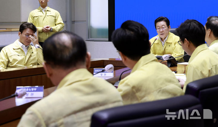 [서울=뉴시스] 최동준 기자 = 이재명 대통령이 28일 서울 종로구 정부서울청사 중앙재난상황실에서 열린 국가정보자원관리원 화재 관련 중앙재난안전대책본부 회의에서 발언하고 있다. 2025.09.28. photocdj@newsis.com