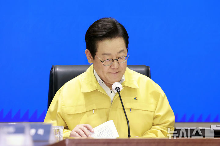 [서울=뉴시스] 최동준 기자 = 이재명 대통령이 28일 서울 종로구 정부서울청사 중앙재난상황실에서 국가정보자원관리원 화재 관련 중앙재난안전대책본부 회의를 주재하고 있다. 2025.09.28. photocdj@newsis.com