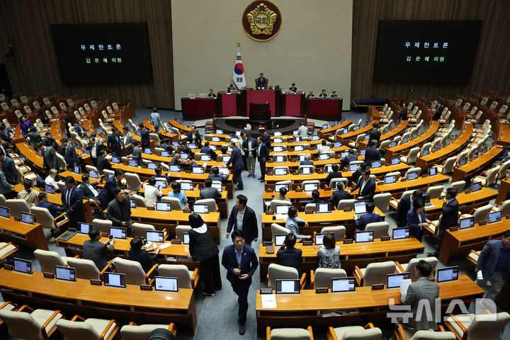 [서울=뉴시스] 김명년 기자 = 더불어민주당 의원들이 지난 9월28일 오후 서울 여의도 국회 본회의에서 '국회에서의 증언·감정 등에 관한 법률 일부개정법률안(대안)에 대한 김은혜 국민의힘 의원의 반대 무제한 토론(필리버스터)이 시작되자 회의장을 빠져나가고 있다. 2025.09.28. kmn@newsis.com