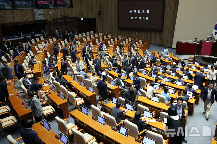 [서울=뉴시스] 김명년 기자 = 더불어민주당 의원들이 지난 9월28일 오후 서울 여의도 국회 본회의에서 '국회에서의 증언·감정 등에 관한 법률 일부개정법률안(대안)에 대한 김은혜 국민의힘 의원의 반대 무제한 토론(필리버스터)이 시작되자 회의장을 빠져나가고 있다. 2025.09.28. kmn@newsis.com