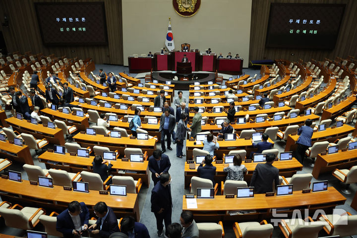 [서울=뉴시스] 김명년 기자 = 더불어민주당 의원들이 28일 오후 서울 여의도 국회 본회의에서 '국회에서의 증언·감정 등에 관한 법률 일부개정법률안(대안)에 대한 김은혜 국민의힘 의원의 반대 무제한 토론(필리버스터)이 시작되자 회의장을 빠져나가고 있다. 2025.09.28. kmn@newsis.com