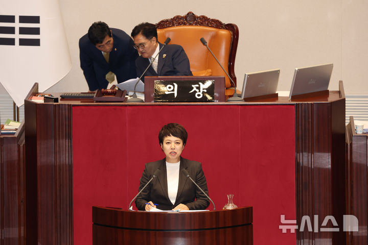 [서울=뉴시스] 김명년 기자 = 김은혜 국민의힘 의원이 28일 오후 서울 여의도 국회 본회의에서 '국회에서의 증언·감정 등에 관한 법률 일부개정법률안(대안)에 대한 반대 무제한 토론(필리버스터)을 하고 있다. 2025.09.28. kmn@newsis.com