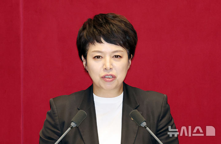 [서울=뉴시스] 김명년 기자 = 김은혜 국민의힘 의원이 28일 오후 서울 여의도 국회 본회의에서 '국회에서의 증언·감정 등에 관한 법률 일부개정법률안(대안)에 대한 반대 무제한 토론(필리버스터)을 하고 있다. 2025.09.28. kmn@newsis.com