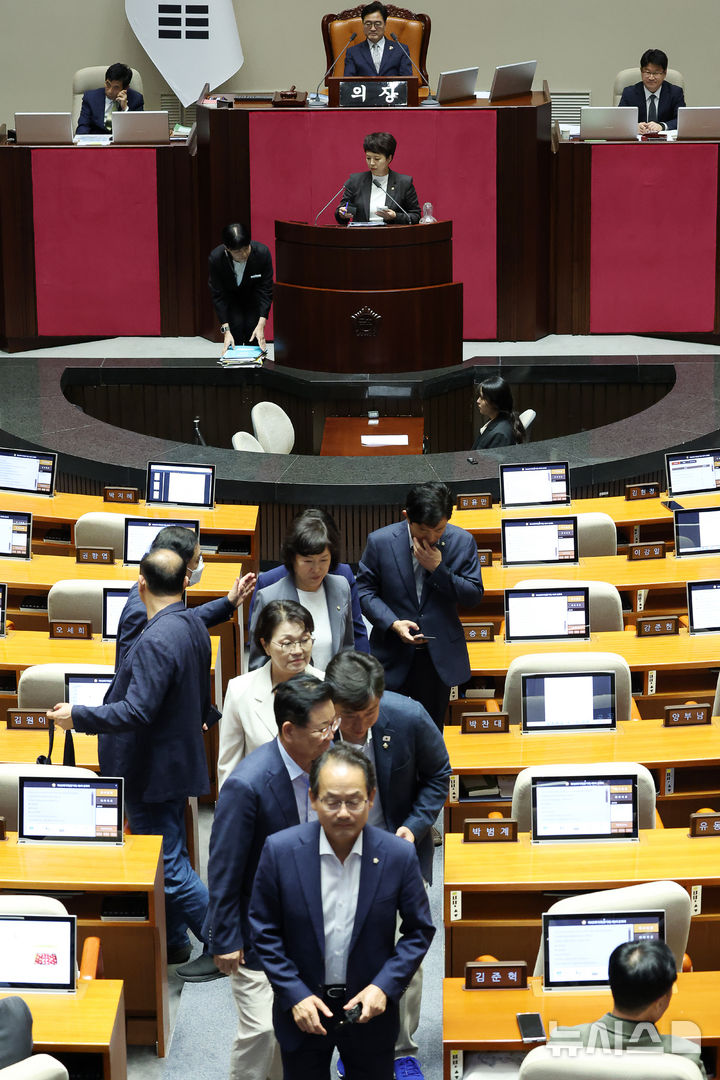 [서울=뉴시스] 김명년 기자 = 더불어민주당 의원들이 28일 오후 서울 여의도 국회 본회의에서 '국회에서의 증언·감정 등에 관한 법률 일부개정법률안(대안)에 대한 김은혜 국민의힘 의원의 반대 무제한 토론(필리버스터)이 시작되자 회의장을 빠져나가고 있다. 2025.09.28. kmn@newsis.com