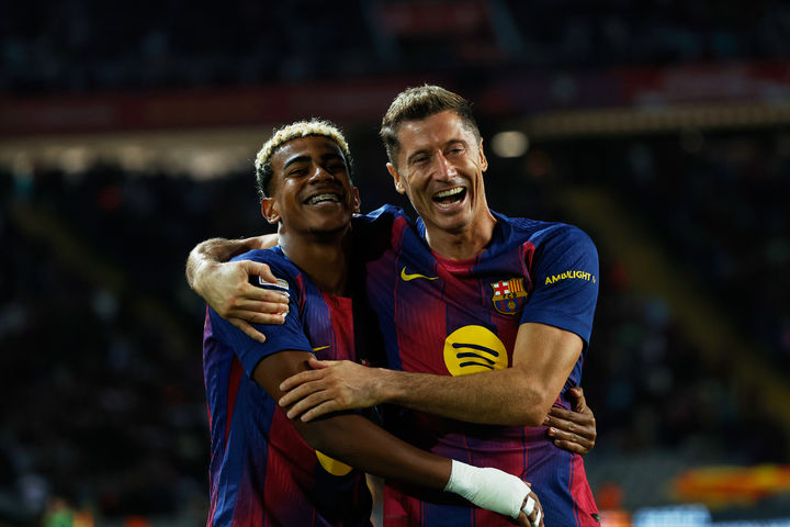 [바르셀로나=AP/뉴시스] 스페인 프로축구 프리메라리가 바르셀로나의 라민 야말(왼쪽), 로베르트 레반도프스키. 2025.09.28.