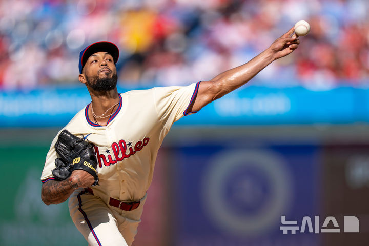 [필라델피아=AP/뉴시스] 메이저리그 필라델피아 필리스의 크리스토퍼 산체스가 28일(현지 시간) 미국 펜실베이니아주 필라델피아의 시티즌스 뱅크 파크에서 열린 2025 MLB 미네소타 트윈스전에 선발 등판해 공을 던지고 있다. 2025.09.29.