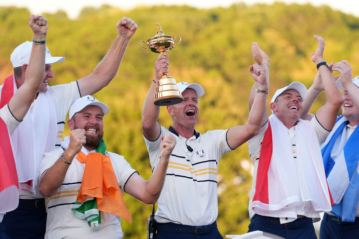 [파밍데일=AP/뉴시스] 루크 도널드(잉글랜드, 가운데) 유럽팀 단장이 28일(현지 시간) 미국 뉴욕 파밍데일의 베스페이지 블랙 골프코스에서 열린 2025 라이더컵에서 팀이 우승한 후 트로피를 들고 팀원들과 함께 환호하고 있다. 유럽팀은 종합 점수 15-13으로 미국팀을 꺾고 2연패를 달성했다. 2025.09.29.