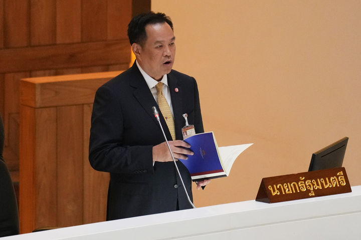 [방콕(태국)=AP/뉴시스]아누틴 찬위라꾼 태국 총리가 29일 태국 방콕에서 열린 의회에서 정책 성명을 낭독하고 있다. 그는 이날 정부가 경제 문제를 해결하고, 외교를 통해 캄보디아와의 국경 분쟁 해결책을 찾는 동시에 새롭고 민주적인 헌법을 추진할 것이라고 말했다. 2025.09.29.