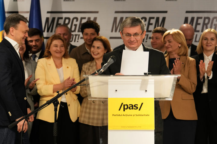 [키시너우=AP/뉴시스] 이고르 그로수 몰도바 국회의장 겸 행동과연대당(PAS) 대표가 29일(현지 시간) 몰도바 키시너우에서 언론에 총선 결과를 발표하고 있다. 러시아의 선거 개입 의혹 속에 치러진 몰도바 총선에서 친유럽연합(EU) 성향의 여당인 PAS가 과반 의석을 확보하며 승리했다. 2025.09.29.