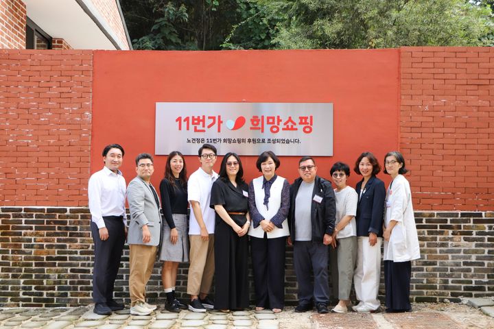 27일 경기 남양주 동물자유연대 온센터에서 열린 11번가 '희망쇼핑' 유기견 보금자리 '노견정' 재건축 완료 개관식에서 이영진 11번가 이영진 마케팅담당(왼쪽에서 다섯번째)과 조희경 동물자유연대 대표이사(왼쪽에서 여섯번째), 양사 임직원들이 기념촬영을 하고 있다.(사진=11번가 제공) *재판매 및 DB 금지