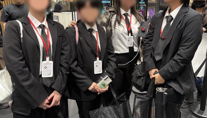 [서울=뉴시스]권민지 수습 기자 = '괴담출근' 주인공과 옷을 맞춰입은 독자들이 팝업스토어에 방문했다. 2025.09.26. ming@newsis.com *재판매 및 DB 금지