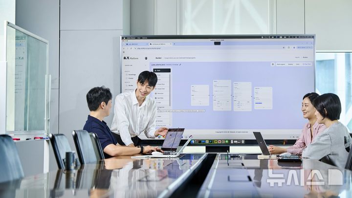 [서울=뉴시스]SK텔레콤이 SK AX와 공동 개발한 업무용 인공지능(AI) 에이전트 '에이닷 비즈(A. Biz)'를 올 연말까지 SK그룹 25개 멤버사로 확산한다고 29일 밝혔다. 사진은 SK텔레콤 구성원들이 에이닷 비즈를 활용해 업무를 진행하고 있는 모습. (사진=SK텔레콤 제공)