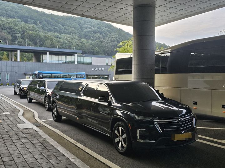 [화성=뉴시스] 문영호 기자=29일 함백산추모공원에 예약된 화장시간에 맞춰 운구차들이 줄을 서서 대기 중이다.2025.09.29.sonanom@newsis.com *재판매 및 DB 금지