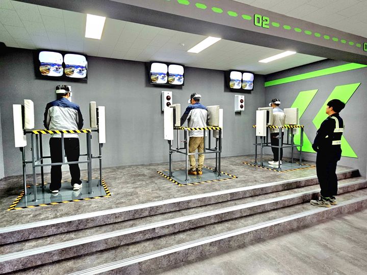 단양공장 '안전 체험관'에서 근로자들이 다양한 위험 상황을 가상 체험하는 모습. (사진=성신양회 제공) *재판매 및 DB 금지