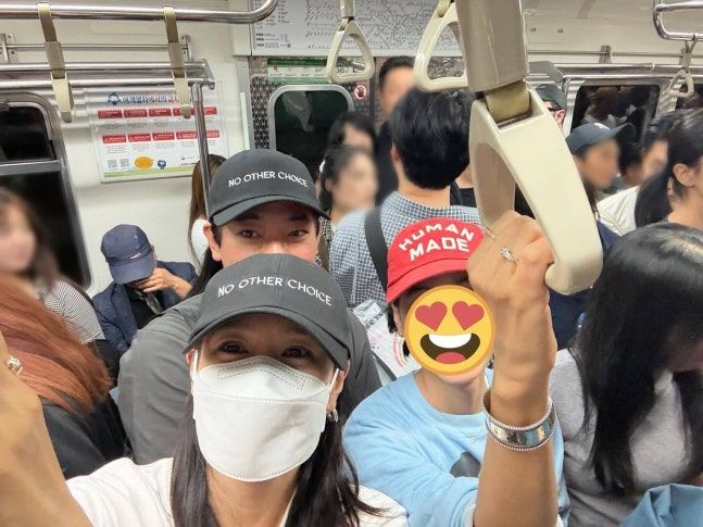 [서울=뉴시스] 배우 손예진이 지하철에서 찍은 근황 사진을 공개했다. (사진=손예진 인스타그램 캡처) 2025.09.29. photo@newsis.com *재판매 및 DB 금지