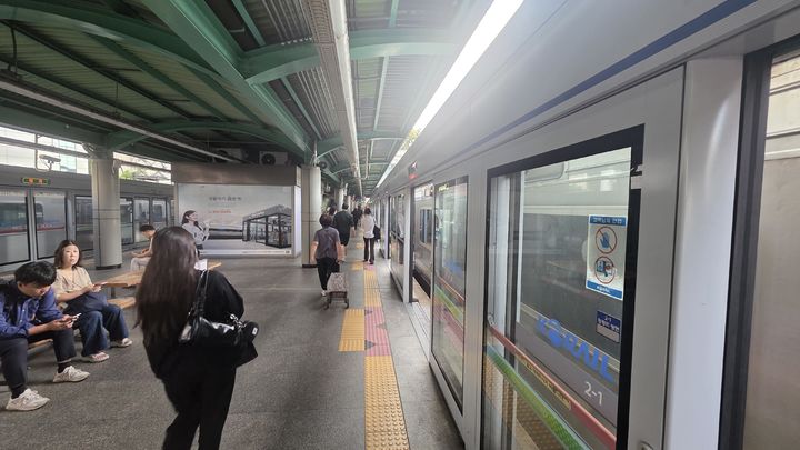 [서울=뉴시스] 29일 오전 회기역에 지하철이 멈춰서 있는 모습.(사진=독자제공) 2025.09.29. photo@newsis.com *재판매 및 DB 금지