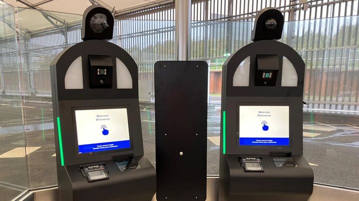 [뉴시스] 비유럽연합 국적자는 유럽 솅겐 지역을 방문할 때 새로운 디지털 출입국 시스텝인 EES를 이용해야 한다. 유로터널에 설치된 EES 키오스크의 모습. (사진 = BBC 캡처) 2025.09.29. *재판매 및 DB 금지