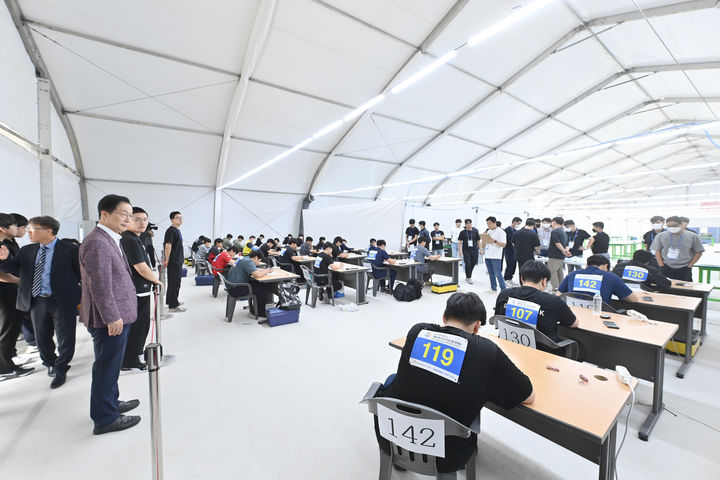 [안동=뉴시스] 임종식 경북교육감이 경북 선수들을 응원하고자 제60회 전국기능경기대회 경기장을 둘러보고 있다. (사진=뉴시스 DB). photo@newsis.com *재판매 및 DB 금지