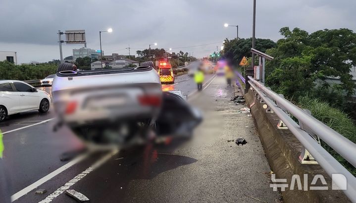 [제주=뉴시스] 28일 오후 제주시 애월읍 소재 도로에서 승용차와 SUV가 충돌해 경찰과 소방당국이 사고 수습에 나서고 있다. (사진=제주소방안전본부 제공) 2025.09.28. photo@newsis.com