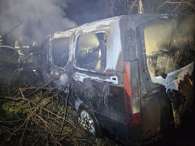 [아산=뉴시스] 지난 28일 오후 11시27분께 충남 아산시 음봉면 월랑리의 한 도로변에서 승합차가 나무와 충돌 후 불이 나 26분만에 진화됐다. 이날 현장에서 소방대원이 화재 원인을 조사하고 있는 모습. (사진=아산소방서 제공) 2025.09.29. photo@newsis.com *재판매 및 DB 금지