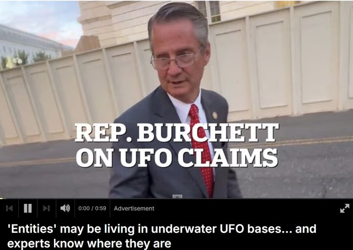 [서울=뉴시스]미국 하원 감시위원회 소속이자 UFO 보고를 감독하는 테네시주 하원의원 팀 버쳇(사진)이 최근 UFO 연구자인 '레드 판다 코알라'와의 길거리 인터뷰에서 "외계 생명체들이 현재 지구 심해에 살고 있을 수도 있다"고 발언했다. (사진출처: 데일리메일 캡처) 2025.09.29.