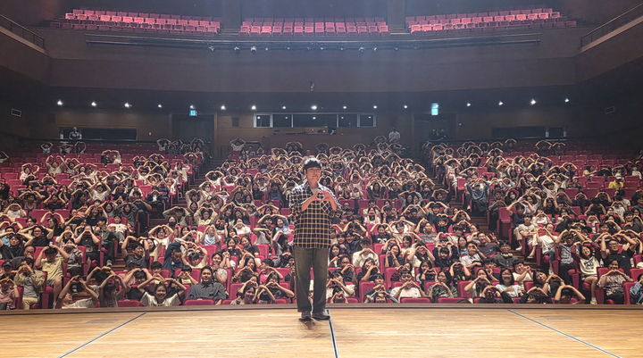 [창원=뉴시스] 강경국 기자 = 대구경북과학기술원(DGIST) 특임교수이자 과학 커뮤니케이터 궤도(본명 김재혁)가 28일 오후 3·15아트홀 대극장에서 '인공지능(AI)이 만드는 미래, 어디까지 왔을까?'라는 주제로 강연을 진행하고 있다. (사진=창원시청 제공). 2025.09.29. photo@newsis.com *재판매 및 DB 금지