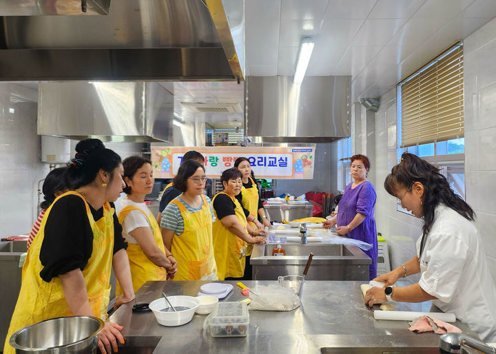 [창녕=뉴시스] 요리교실 참여자들이 요리를 하고 있다. (사진= 창녕군 제공) 2025.09.29. photo@newsis.com *재판매 및 DB 금지