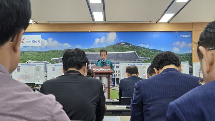 [안동=뉴시스] 류상현 기자 = 이철우 경북도지사가 29일 경북도청 브리핑룸에서 산불특별법 통과에 따른 기자회견을 하고 있다. 2025.09.29. spring@newsis.com *재판매 및 DB 금지