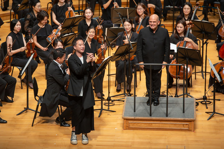 [서울=뉴시스] 지난 26일 서울 송파구 롯데콘서트홀에서 세계 초연된 정재일의 '인페르노' 서울시향 연주 장면. (사진=서울시립교향악단 제공) 2025.09.29. photo@newsis.com *재판매 및 DB 금지