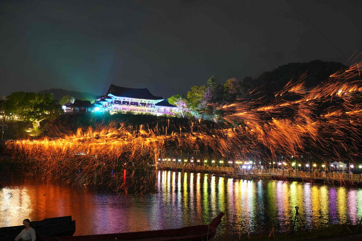 [밀양=뉴시스] 국가유산 야행 어화줄불놀이. (사진= 밀양시 제공) 2025.09.30. photo@newsis.com *재판매 및 DB 금지
