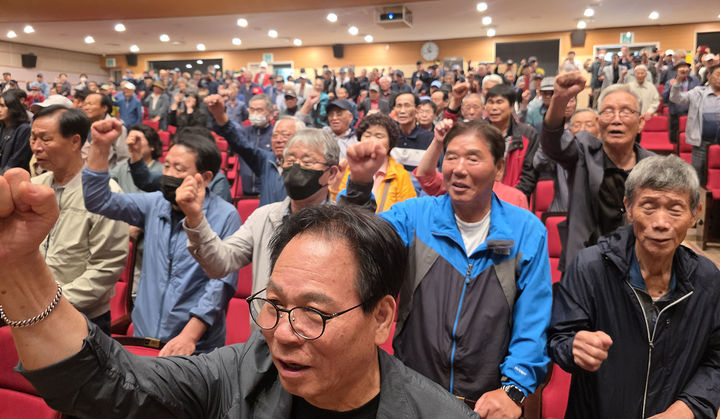 29일 태백문화예술회관 대강당에서 열린 대한진폐재해보호협회 제14차 정기총회에서 환자들이 폐렴의 합병증 포함을 촉구하는 구호를 외치고 있다.(사진=뉴시스) *재판매 및 DB 금지