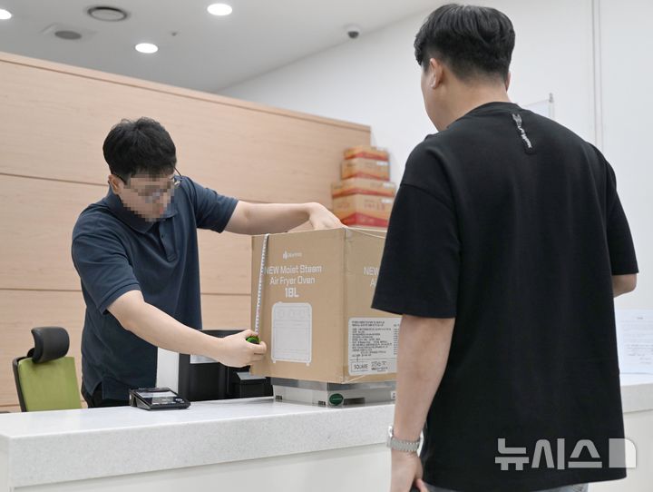 [광주=뉴시스] 국가정보자원관리원 화재로 전산망 마비 사태가 나흘째 이어지고 있는 29일 오전 광주 서구 양동 광주양동금호우편취급국에서 한 시민이 택배를 보내고 있다. 2025.09.29. lhh@newsis.com