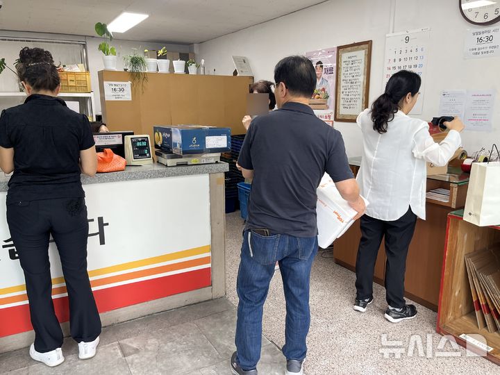 [부산=뉴시스] 이아름 기자 = 29일 오전 9시 부산 연제구의 한 우편취급국에서 시민들이 창구 업무를 보고 있다. 2025.09.29. aha@newsis.com 